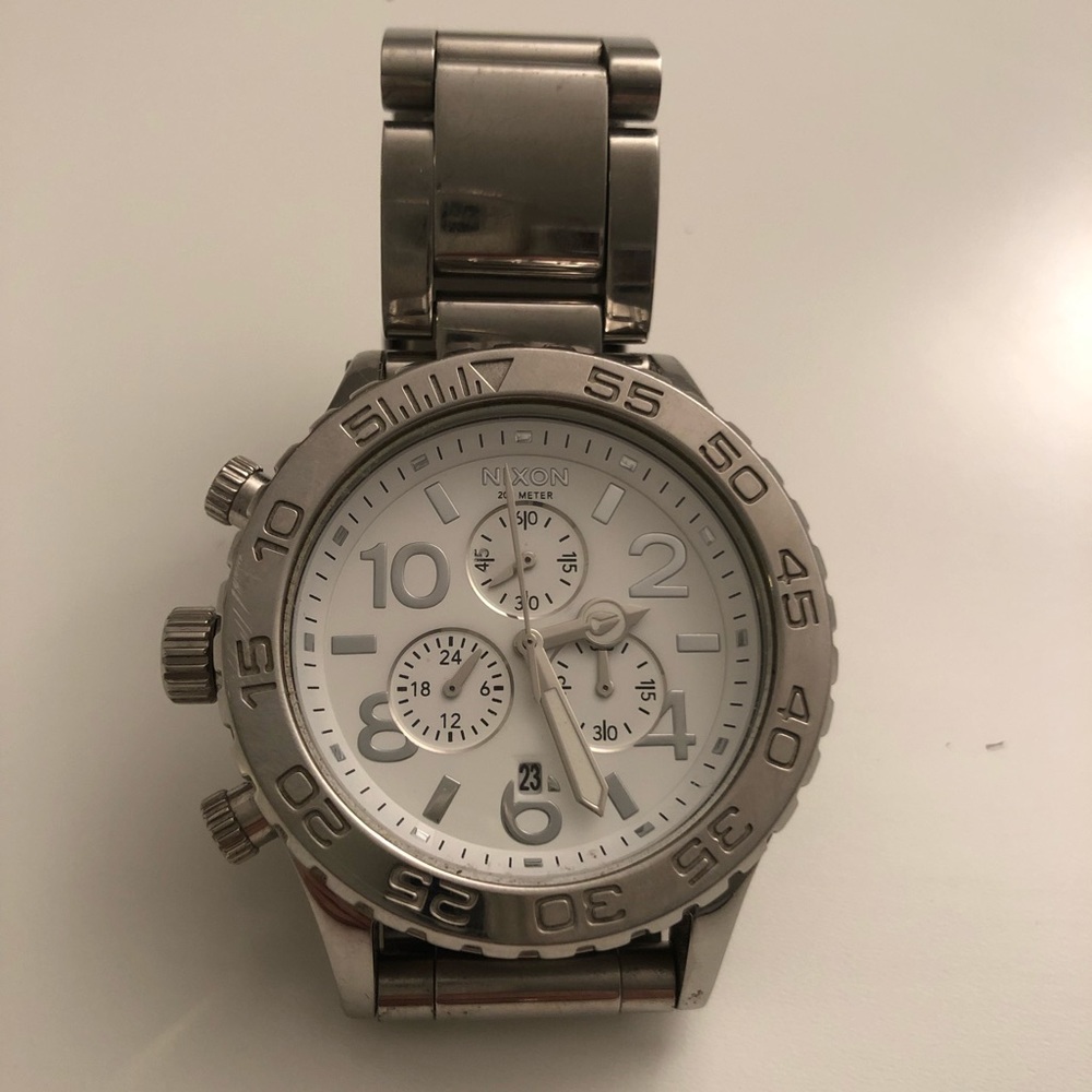 Trendy Nixon watch. Stainless steel 42-20 chrono.